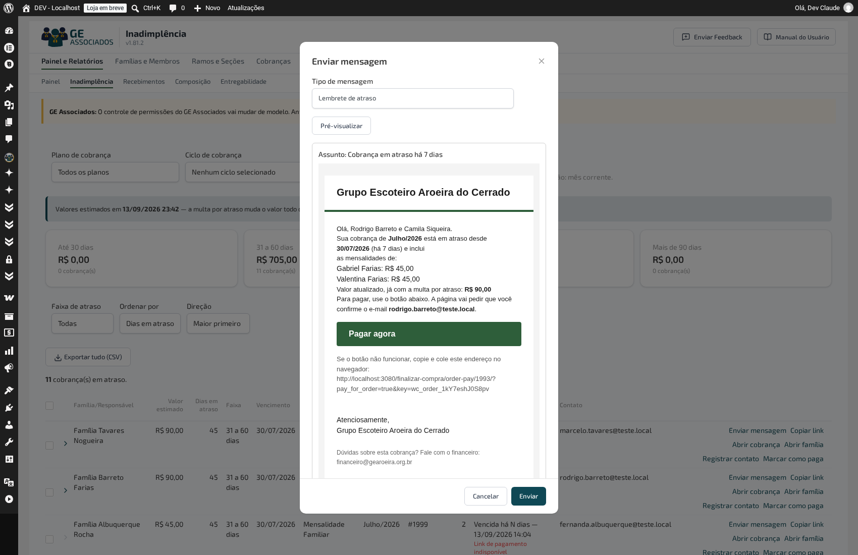 Pré-visualização do Lembrete de atraso para uma família com os dois responsáveis financeiros: a saudação nomeia os dois, "Olá, Rodrigo Barreto e Camila Siqueira"